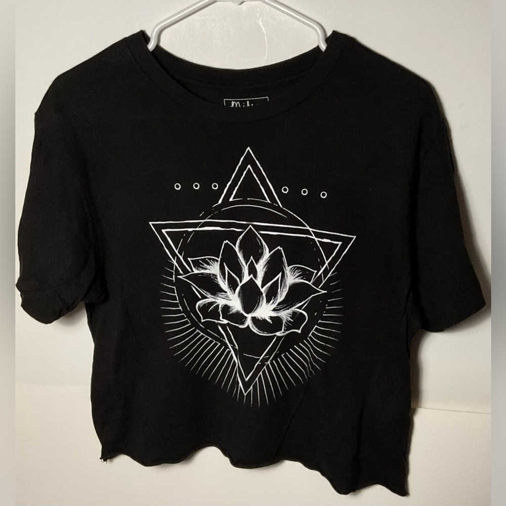 Miken Flow Cropped Graphic Tee Black and White Size M